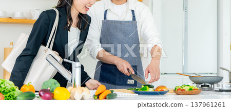 A househusband cooking in the kitchen 137961261