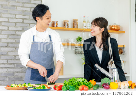 一位家庭主夫正在廚房做飯。 137961262