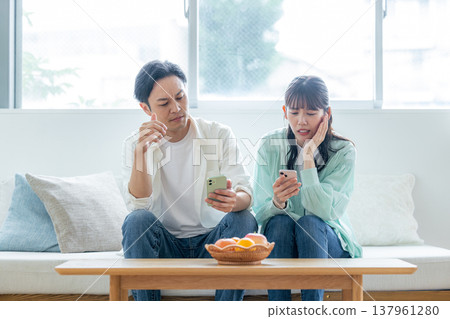 看智能手機的中年夫婦 137961280