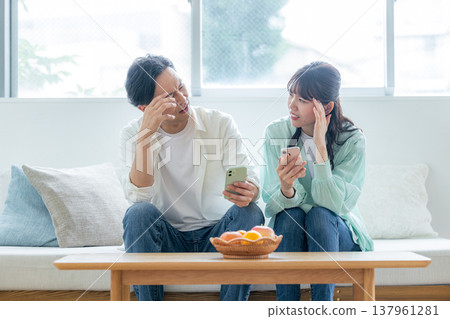 看智能手機的中年夫婦 137961281