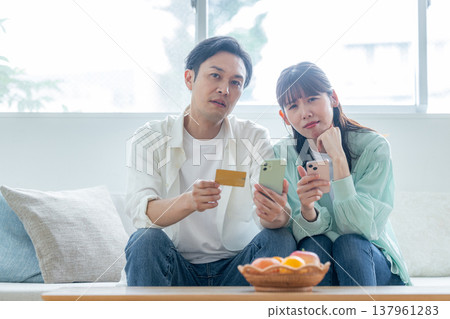 一對夫婦在支付款項方面遇到困難。 137961283