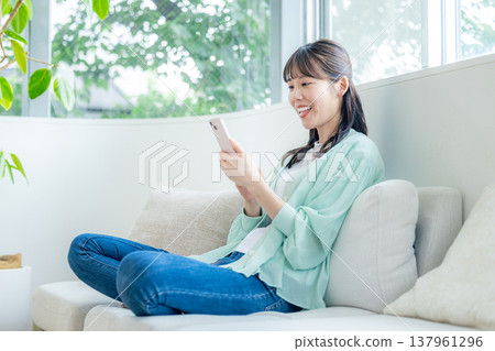 一位獨居女性使用智慧型手機 137961296