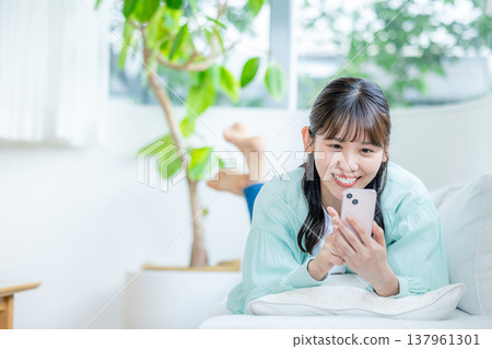 一位獨居女性使用智慧型手機 137961301