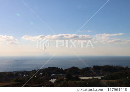 從伊豆高原看到的日出和大海。 從伊豆高原看到的日出和大海。 137961448