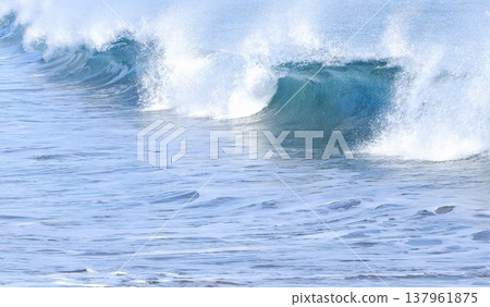 洶湧的波浪 137961875