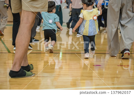 【幼兒園運動會：表演完畢解散】 137962037