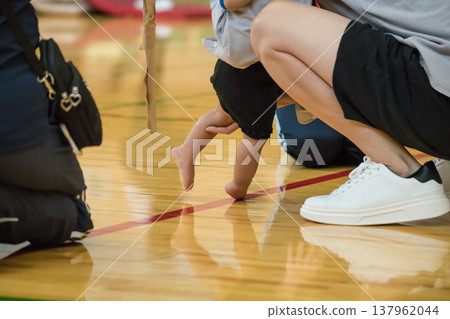 [幼稚園運動會，和爸爸一起表演，抱著他] 137962044