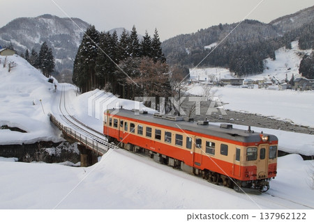 Kiha 52 號列車正在新潟縣大糸線上運行 137962122