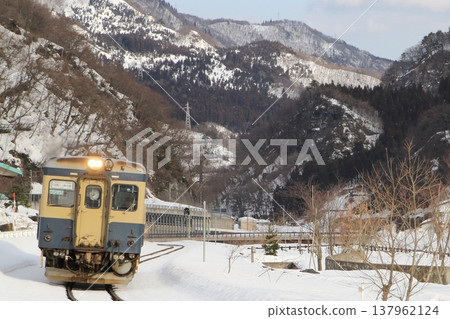 Kiha 52 running on the Oito Line in Niigata Prefecture Kiha 52 running on the Oito Line in Niigata Prefecture 137962124