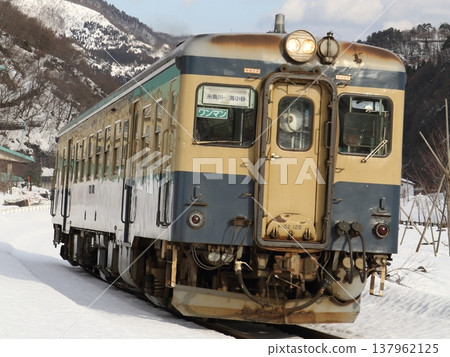 Kiha 52 號列車正在新潟縣大糸線上運行 Kiha 52 號列車正在新潟縣大糸線上運行 137962125