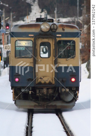 Kiha 52 號列車正在新潟縣大糸線上運行 137962142