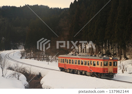 Kiha 52 號列車正在新潟縣大糸線上運行 Kiha 52 號列車正在新潟縣大糸線上運行 137962144