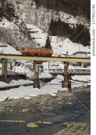 Kiha 52 running on the Oito Line in Niigata Prefecture Kiha 52 running on the Oito Line in Niigata Prefecture 137962146