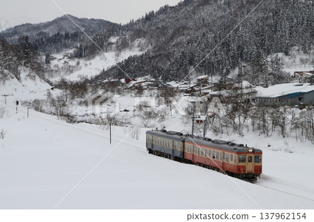 Kiha 52 running on the Oito Line in Niigata Prefecture Kiha 52 running on the Oito Line in Niigata Prefecture 137962154