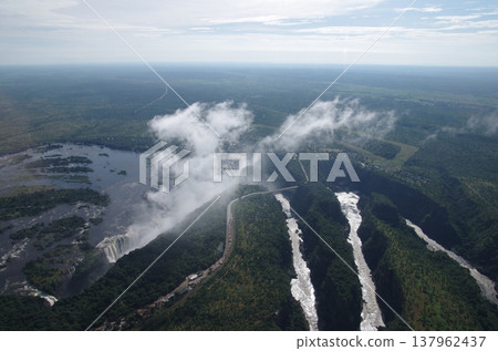 從空中俯瞰維多利亞瀑布,水霧會升起。 從空中俯瞰維多利亞瀑布,水霧會升起。 137962437