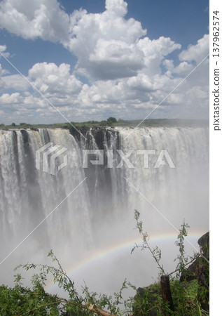 維多利亞瀑布、彩虹和浮雲 維多利亞瀑布、彩虹和浮雲 137962574