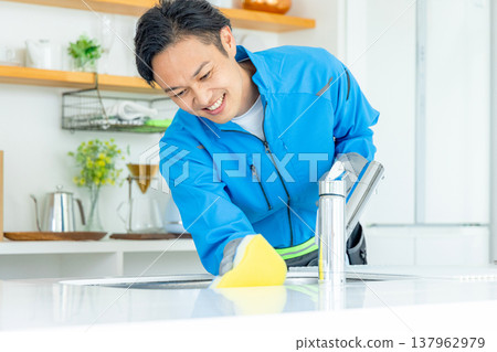 House cleaning 137962979