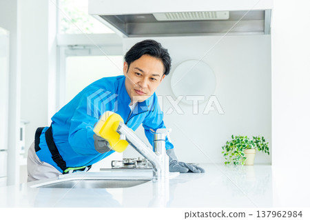 House cleaning 137962984