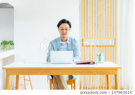 在遠程辦公中工作的年輕人 137963014