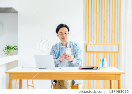 中年商務人士在遠距辦公時使用智慧型手機 137963015