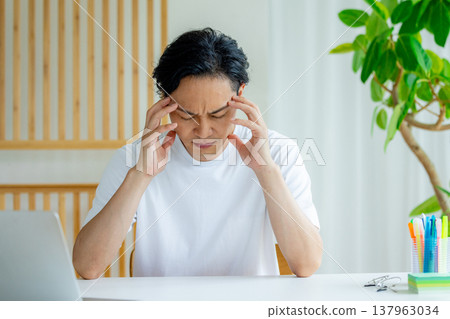 Men who feel tired from working remotely Men who feel tired from working remotely 137963034
