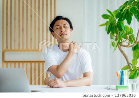 因遠距辦公而感到疲憊的男性 137963036