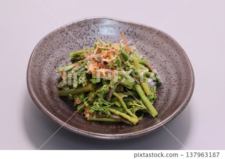 焯水蕨菜（蕨菜）－一道春季菜。 137963187
