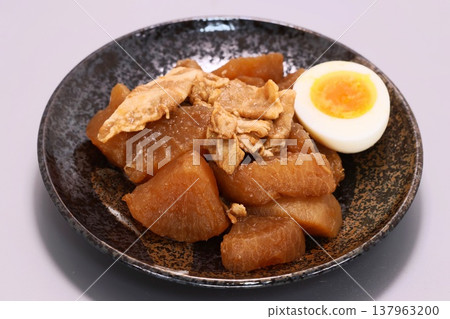 紅燒五花肉配白蘿蔔；白蘿蔔；豬肉；烹飪 137963200