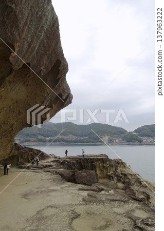Mie Prefecture: Onigajo Cliffs and Tourists [World Heritage Site, Nationally Designated Scenic Spot, 100 Scenic Views of Japan] Kumano City 137963222