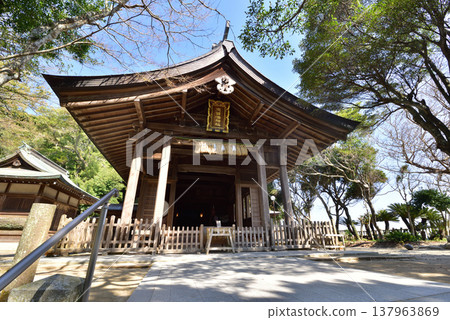 位於志賀島福岡市東區的志海神社,從這裡可以眺望海中道的美景。 位於志賀島福岡市東區的志海神社,從這裡可以眺望海中道的美景。 137963869