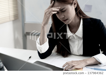young asian businesswoman Stressing thoughts on work young asian businesswoman Stressing thoughts on work 137964362