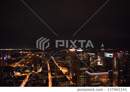 德國法蘭克福市中心夜景 德國法蘭克福市中心夜景 137965141