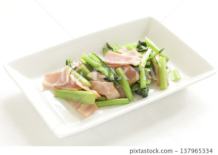 炒小松菜（日本芥菜）和培根 137965334