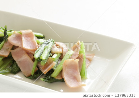 炒小松菜（日本芥菜）和培根 137965335