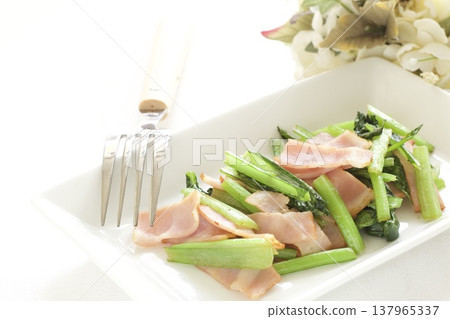 Stir-fried komatsuna (Japanese mustard spinach) and bacon 137965337