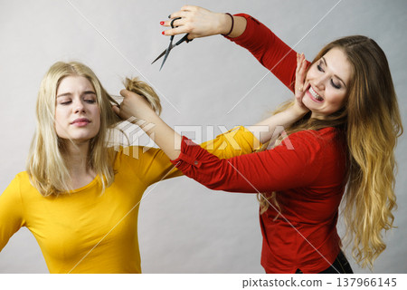 Woman with scissors ready to hair cutting 137966145
