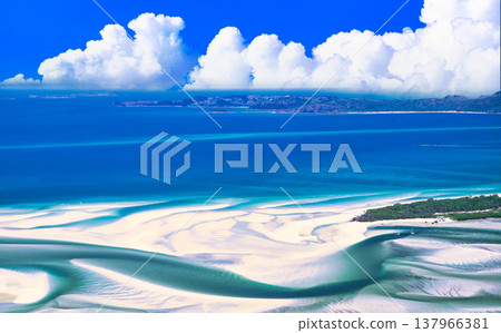 白天堂海灘美麗的沙洲景色 137966381