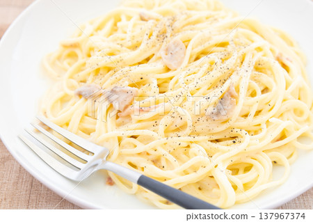 美味的奶油醬義大利麵 美味的奶油醬義大利麵 137967374