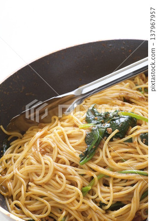 Spinach and ground meat pasta in tomato sauce 137967957
