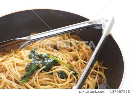 Spinach and ground meat pasta in tomato sauce 137967958