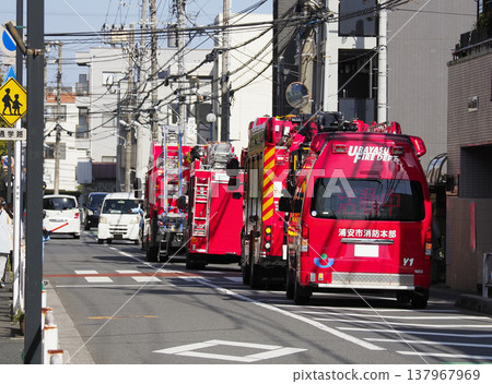 緊急車輛聚集的道路 緊急車輛聚集的道路 137967969