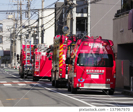 緊急車輛聚集的道路 緊急車輛聚集的道路 137967970