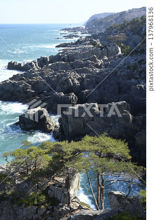 波浪在礁石上擊敗 137968136