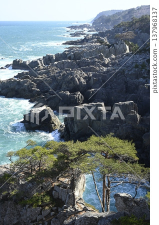 波浪在礁石上擊敗 137968137