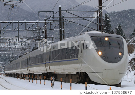 A limited express train running on the Hokuriku Main Line in the snow. 137968677