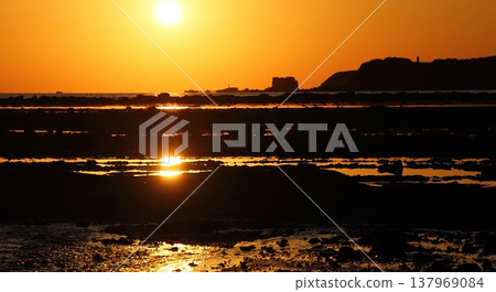宇野崎海灘沐浴在落日的紅色光輝中 宇野崎海灘沐浴在落日的紅色光輝中 137969084