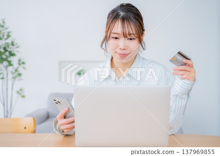 在線購物的女性 在線購物的女性 137969855