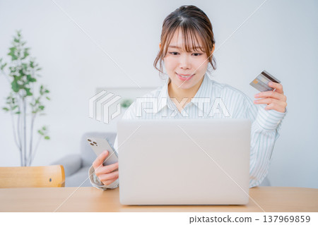 在線購物的女性 137969859
