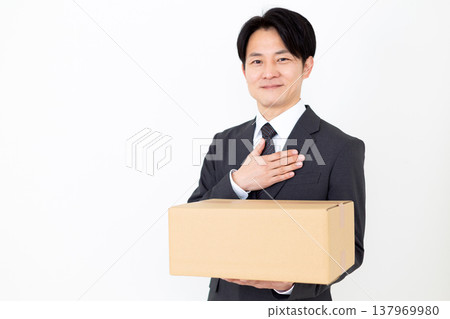 一位中年商人扛著紙箱。 137969980