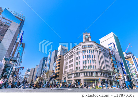 東京城市景觀,3月21日。入境旅遊仍在繼續…銀座擠滿了外國遊客。綠燈亮起,表示步行區正在運作。 東京城市景觀,3月21日。入境旅遊仍在繼續…銀座擠滿了外國遊客。綠燈亮起,表示步行區正在運作。 137970102